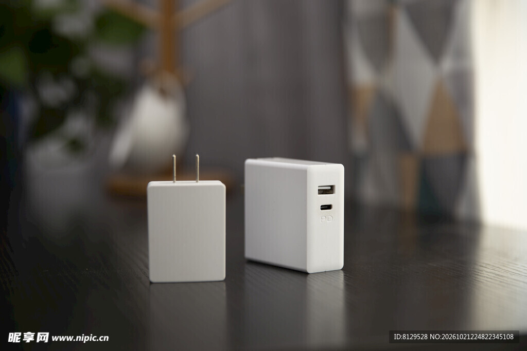 双口白色充电器产品展示