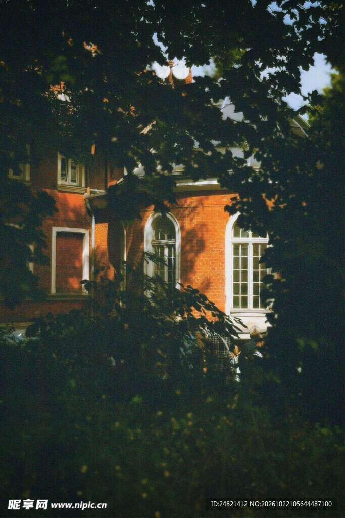 树影掩映红砖小屋