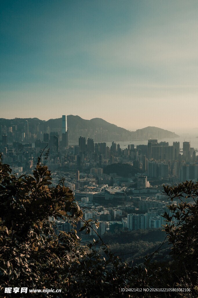 朦胧山城远景