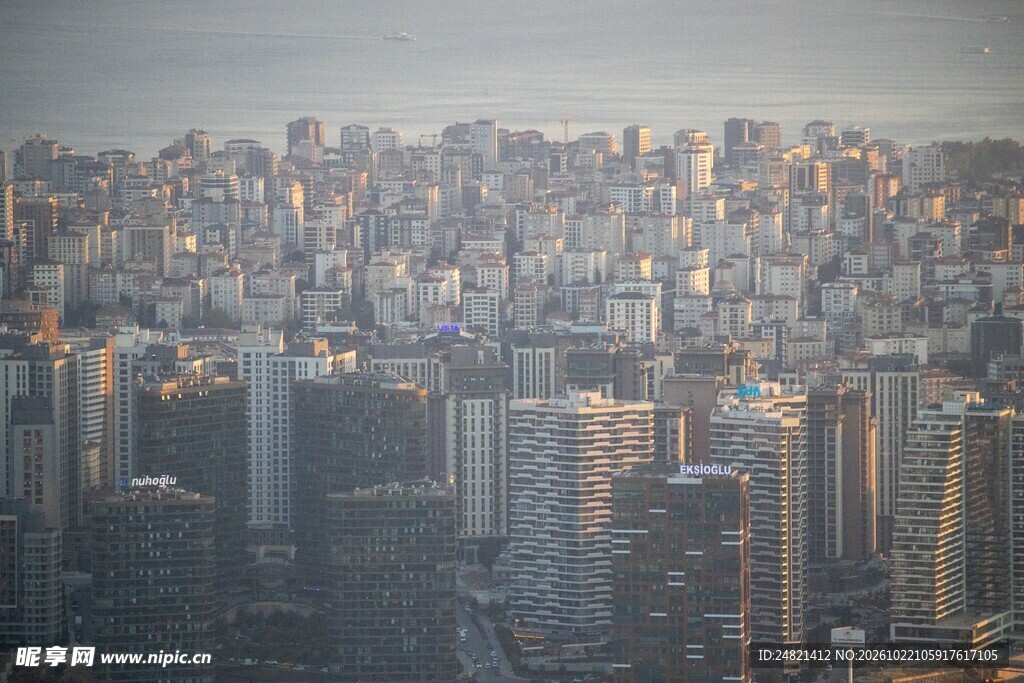 雾中滨水城市远景