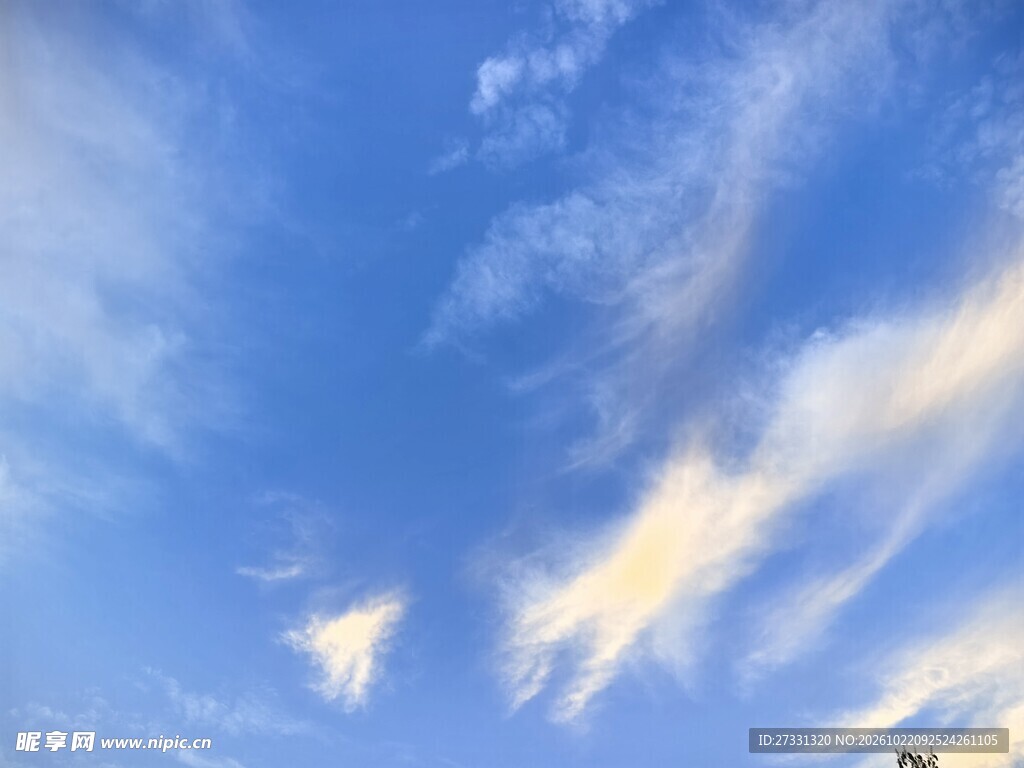 晴空薄云清新景致