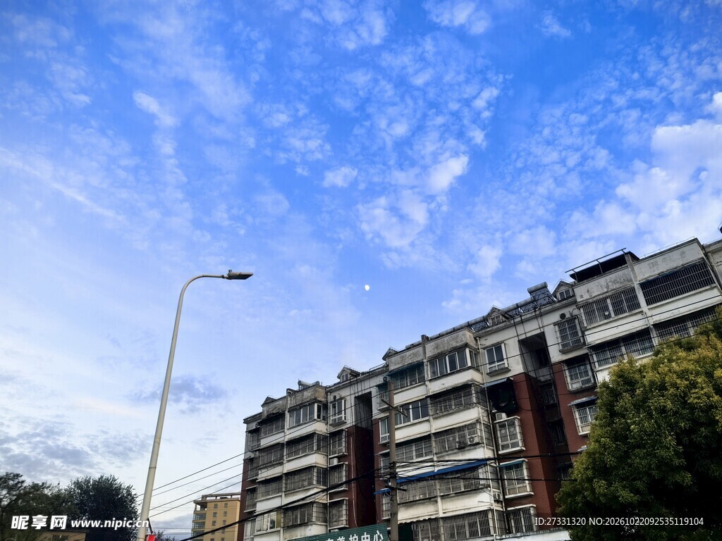 蓝天居民楼街景
