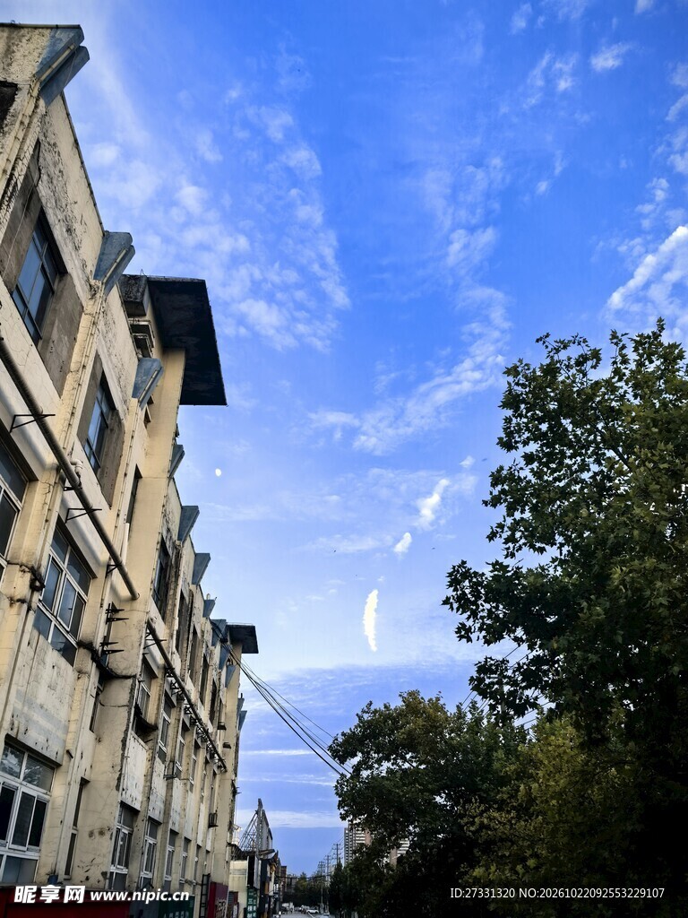 居民区晴日街景