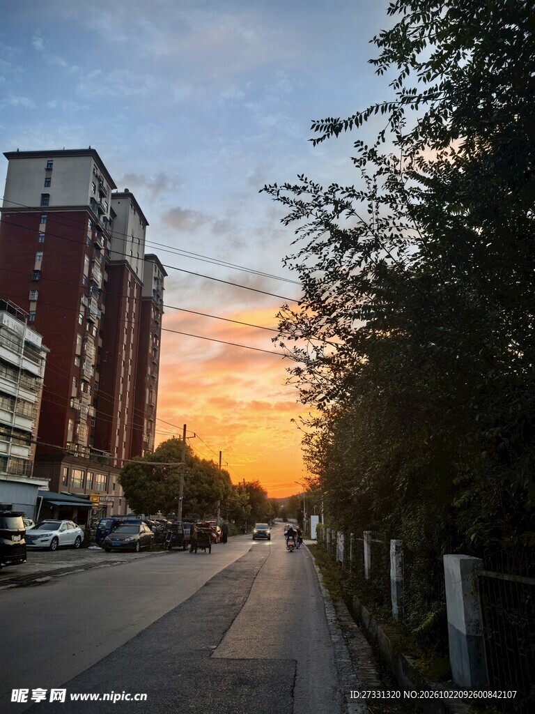 城市街道黄昏日落美景