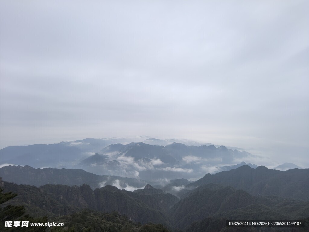 雾霭层叠山峦远景