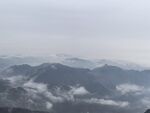 雾中山峦远景