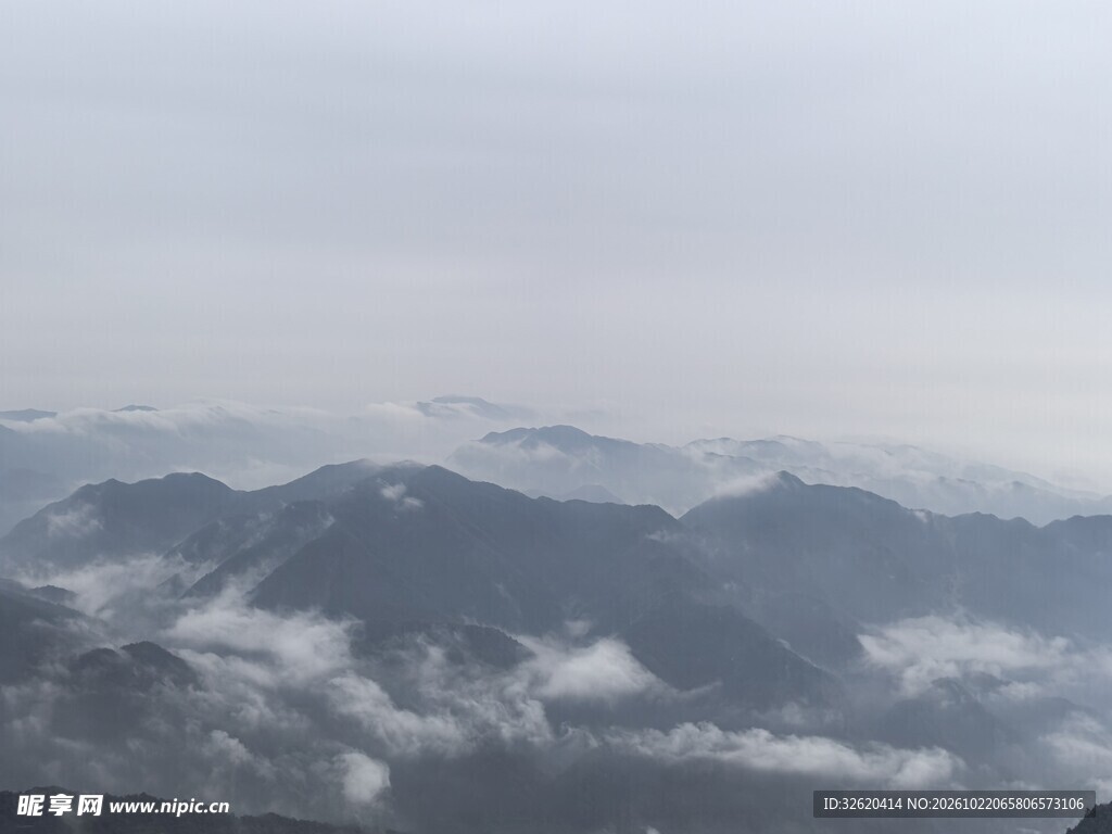 雾中山峦远景
