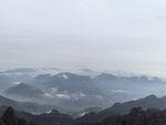 雾绕层叠远山