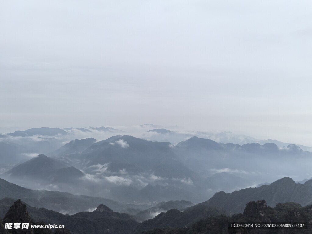 雾绕层叠远山
