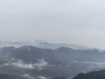 雾绕层叠山峦