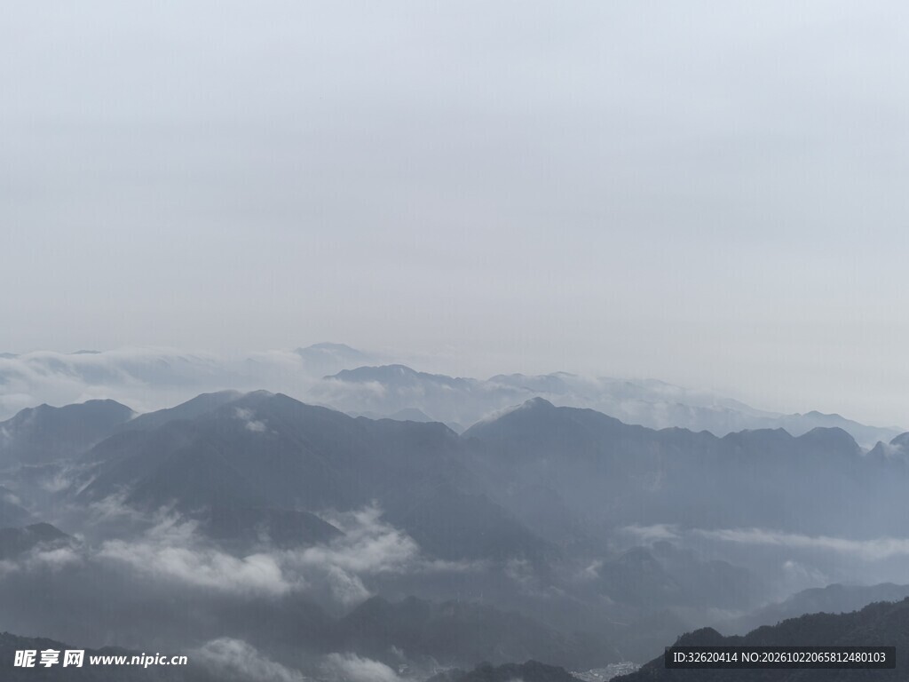 雾绕层叠山峦