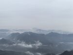 朦胧雾绕层峦山景