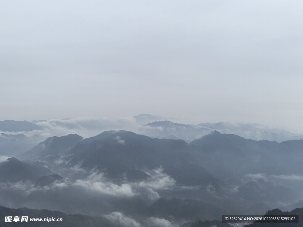 朦胧雾绕层峦山景