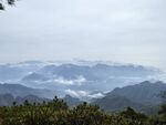 雾绕层峦山野远景