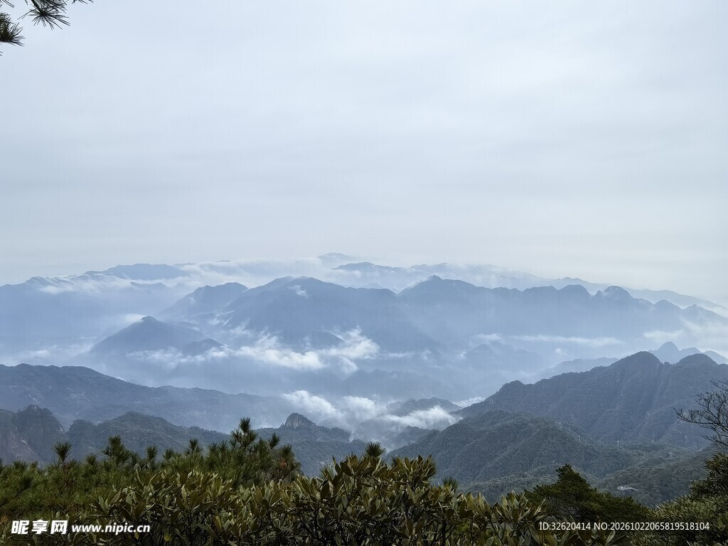 雾绕层峦山野远景