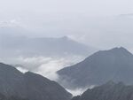 雾绕层叠远山风光