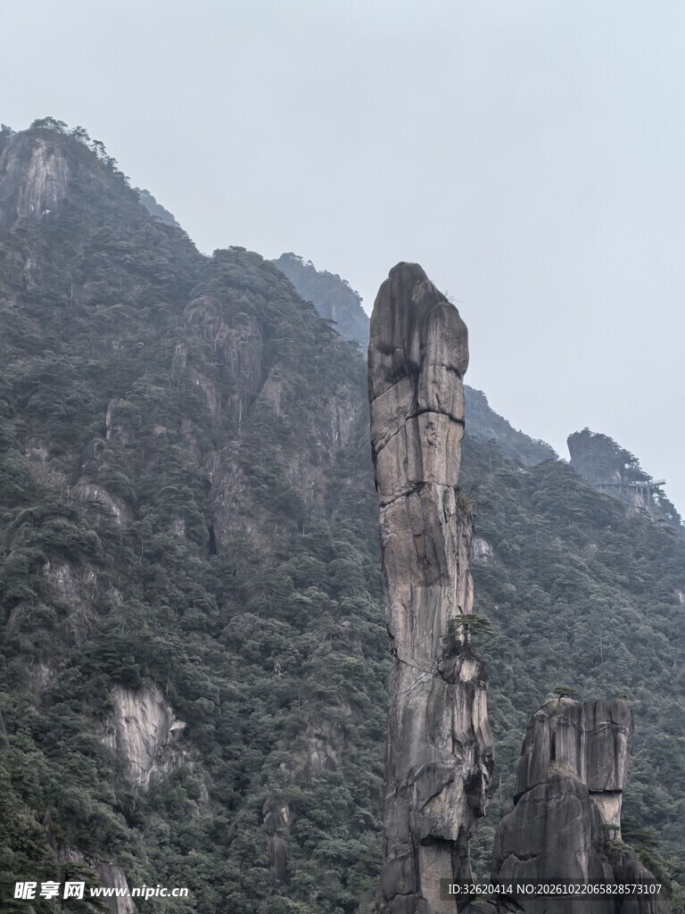 擎天石柱山野奇景