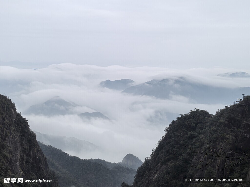 山谷云雾自然景观