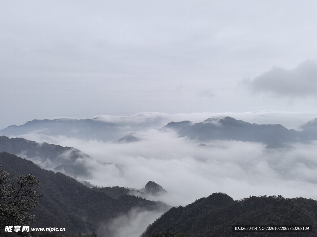 山间云海朦胧山景