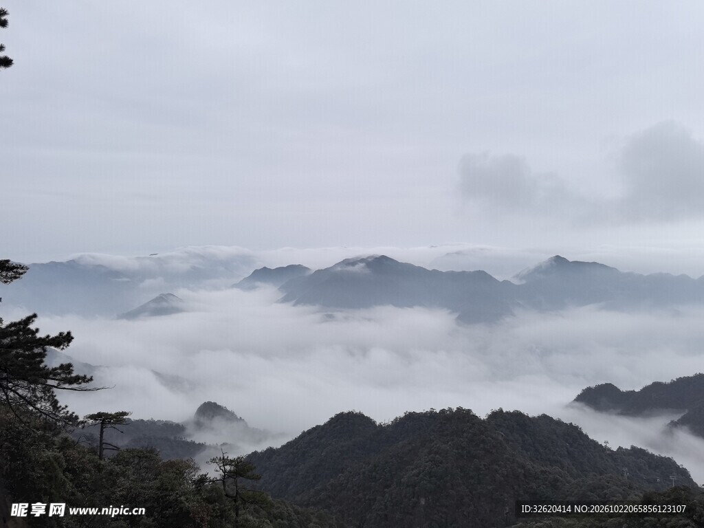 雾绕群山云海风光