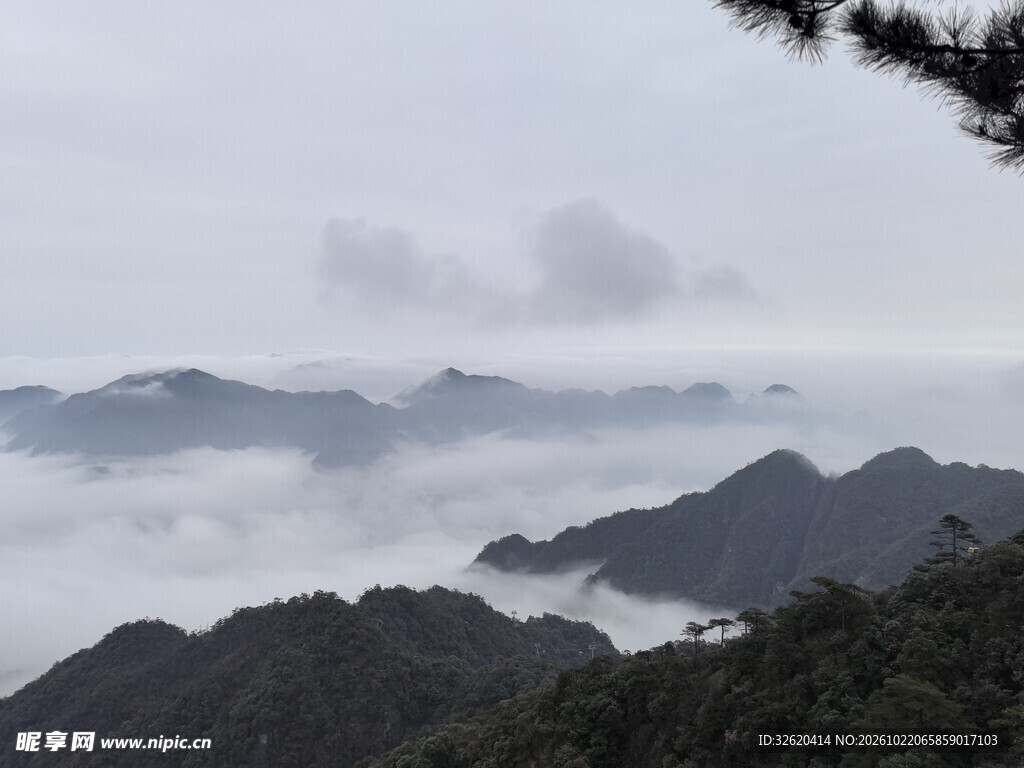 山间云海朦胧山景
