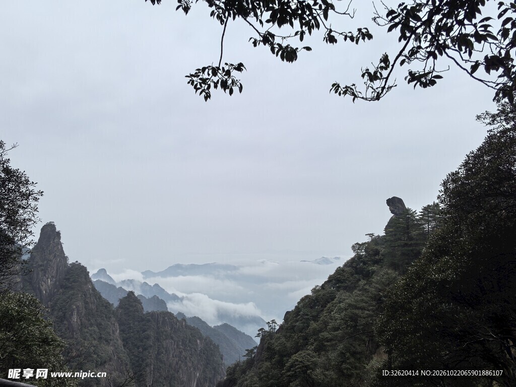 山间雾霭自然风光