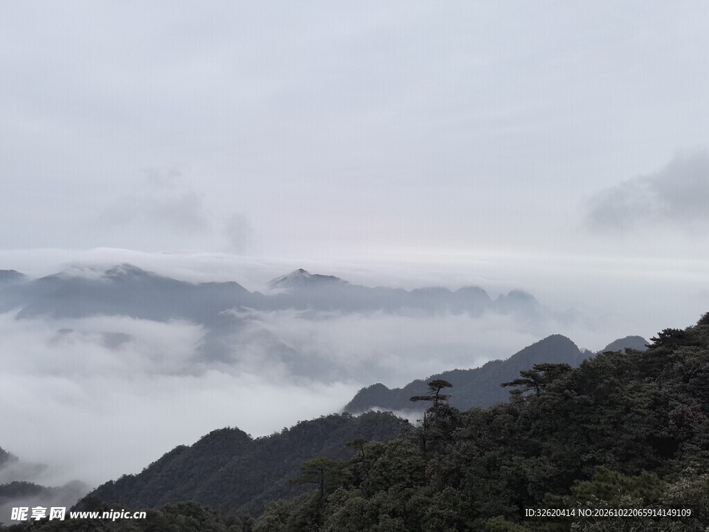 雾绕青山朦胧山景