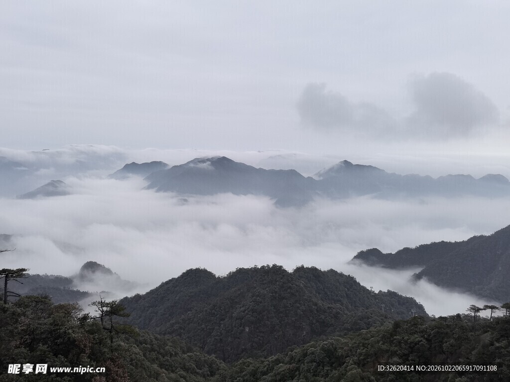 山间云海朦胧山景