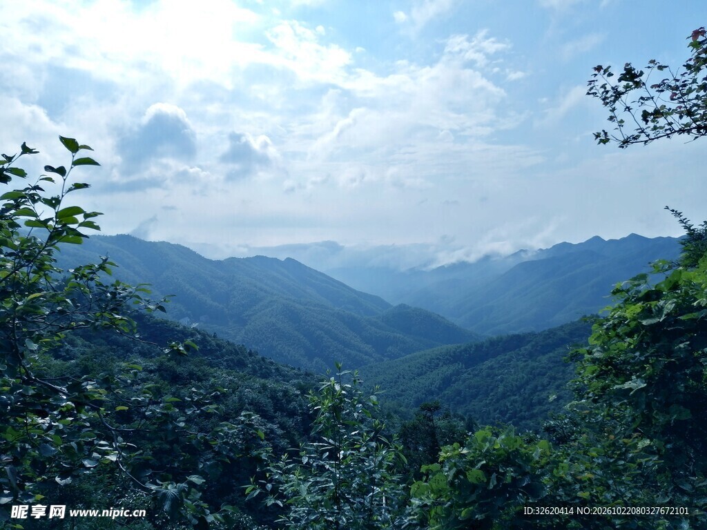 层峦叠翠山野风光
