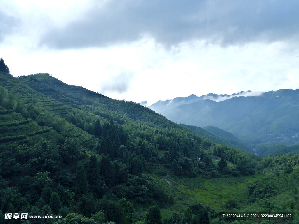 青山层峦山野风光