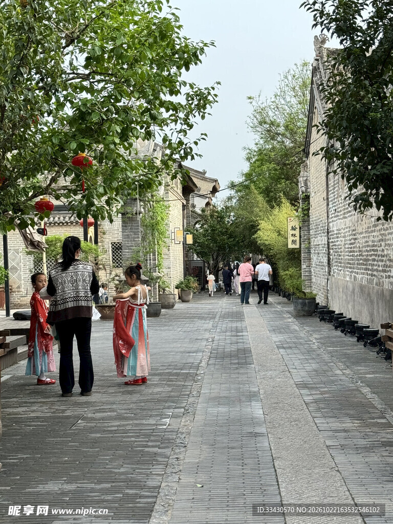 春日古街游人漫步街景