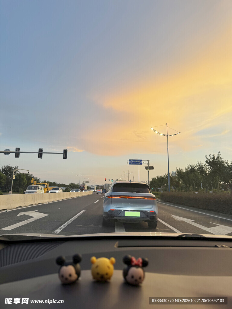 黄昏城市道路行车视角