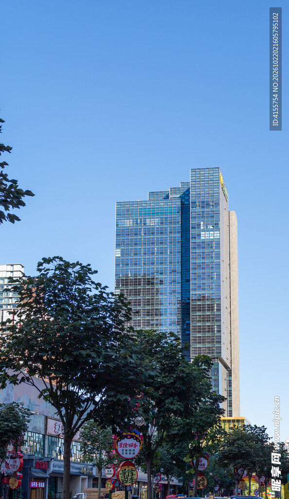 蓝天下的城市高楼街景