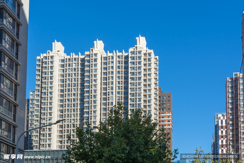 蓝天下的城市高层住宅