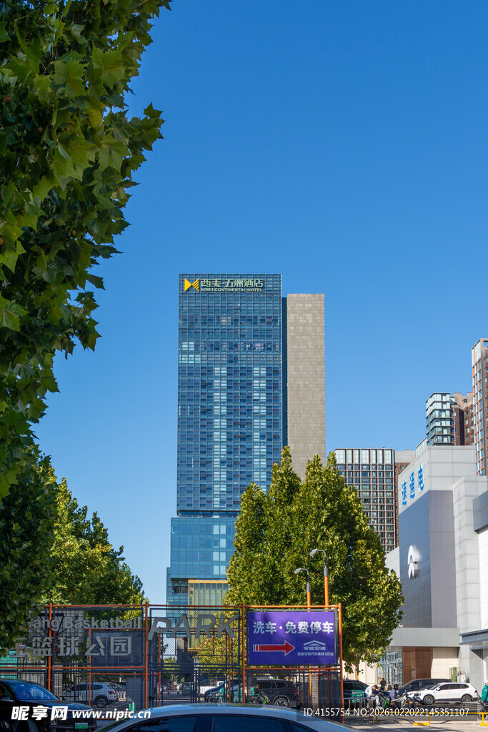 蓝天下的城市高楼街景