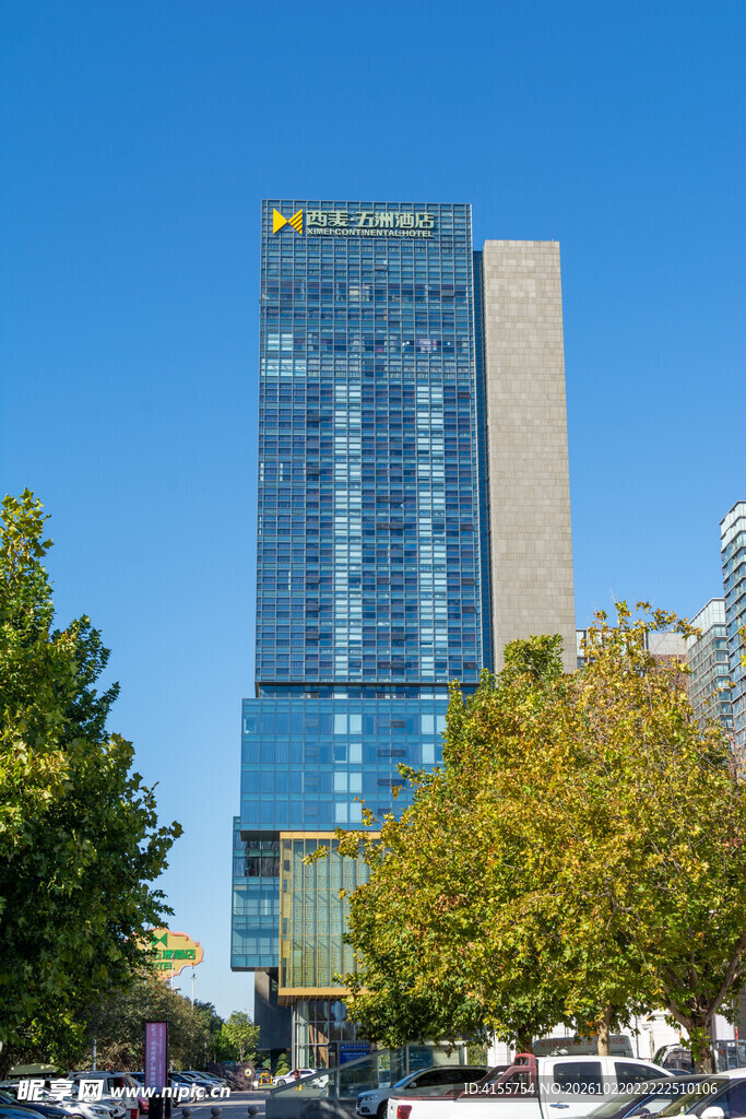 蓝天下的高层写字楼