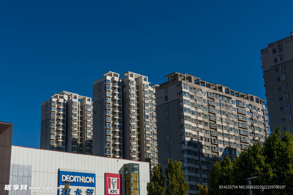 蓝天下的城市高层住宅
