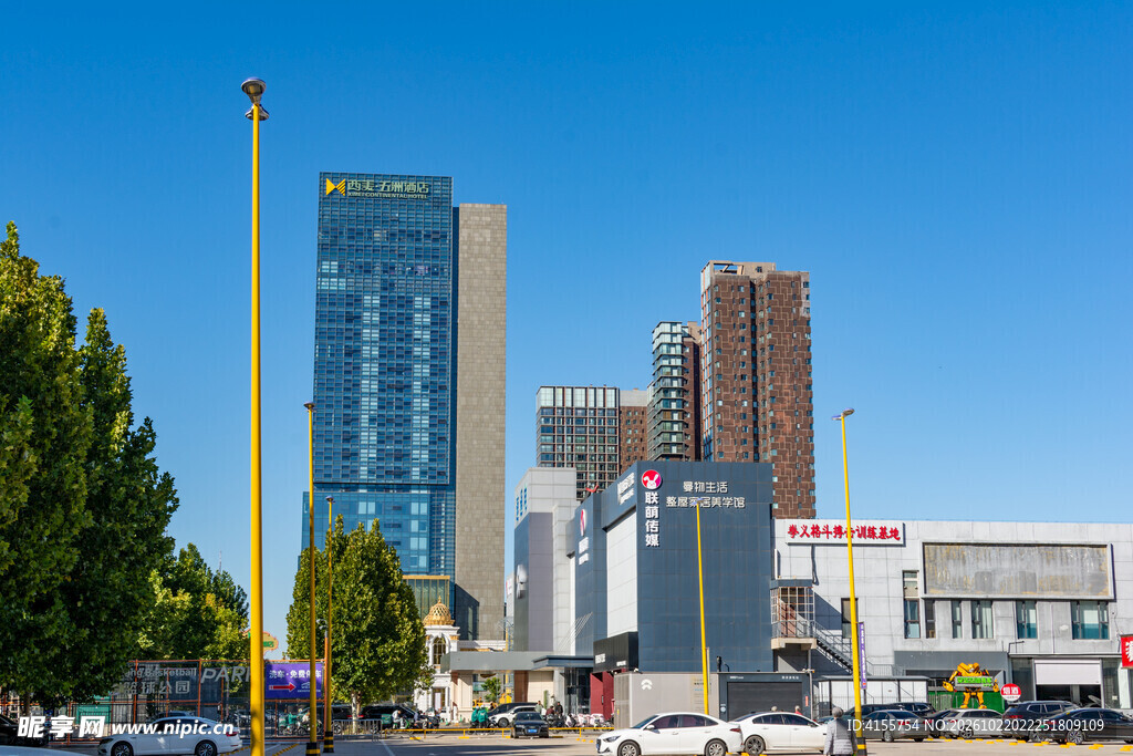 蓝天城市街景