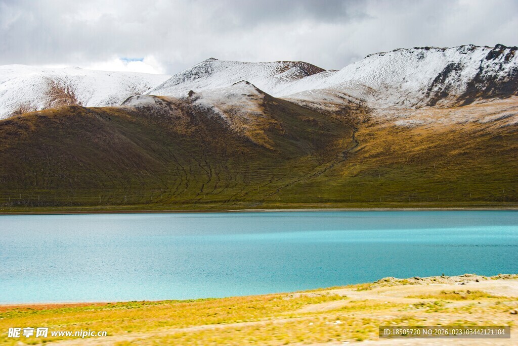 高原湖泊雪山风光