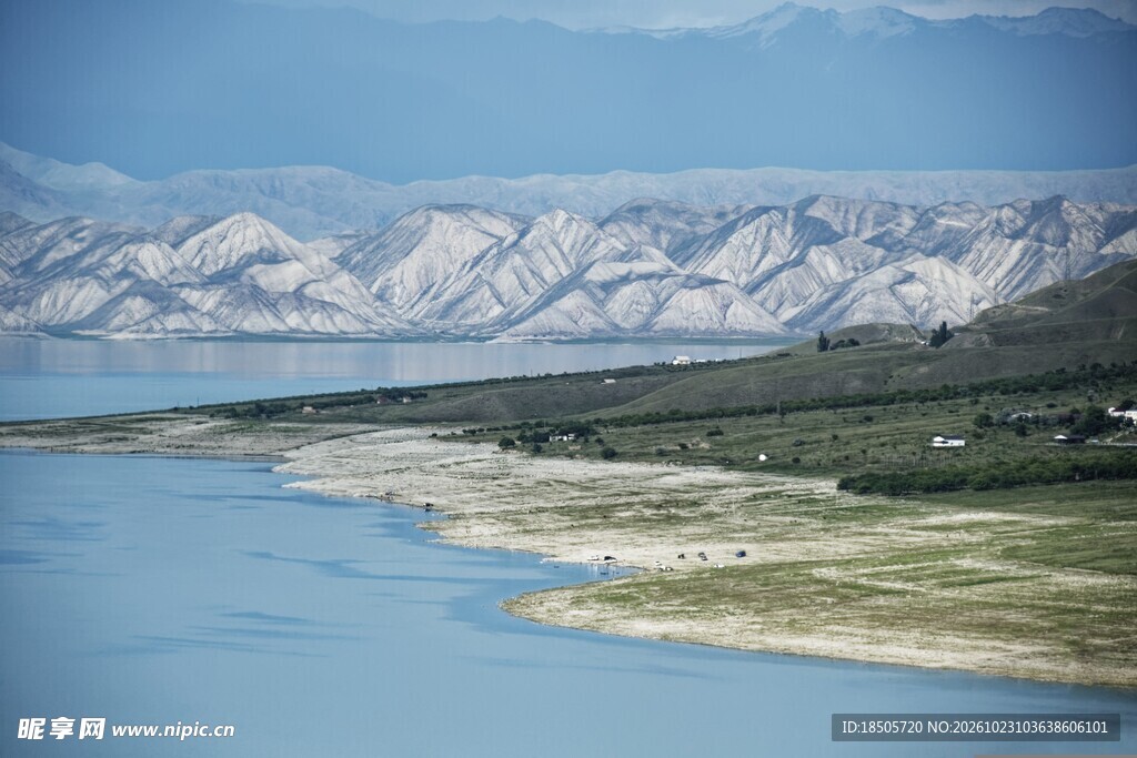 高原湖岸雪山风光