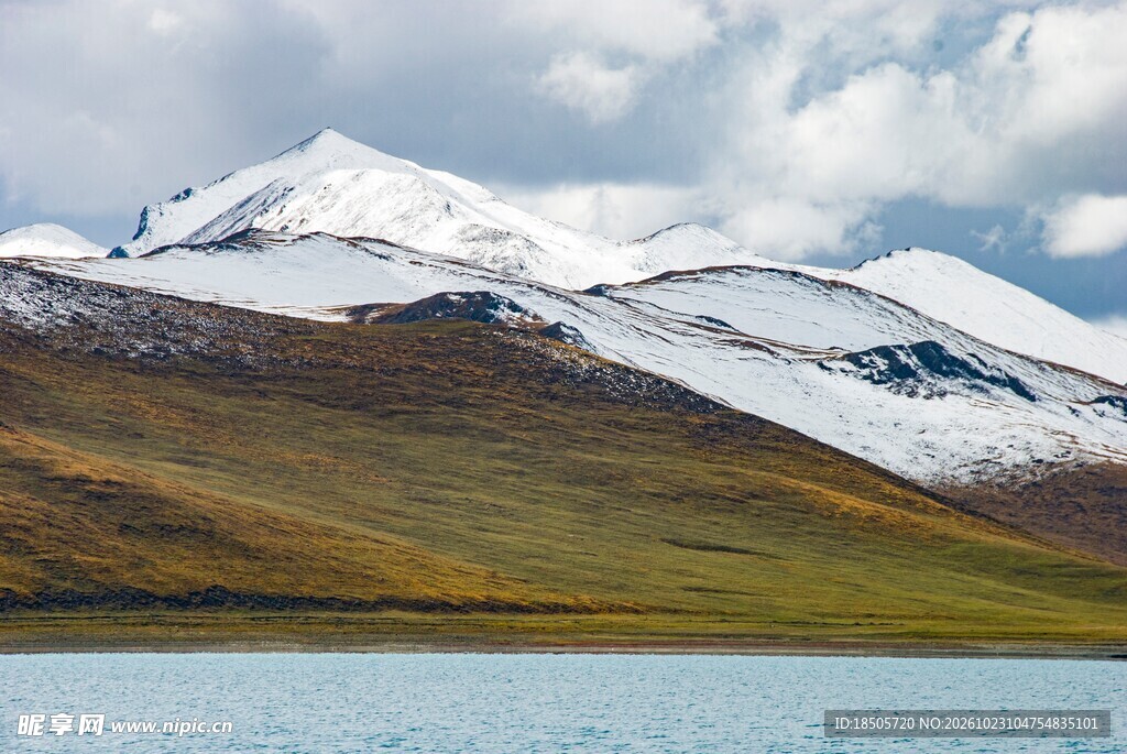 高原雪山湖泊自然风光