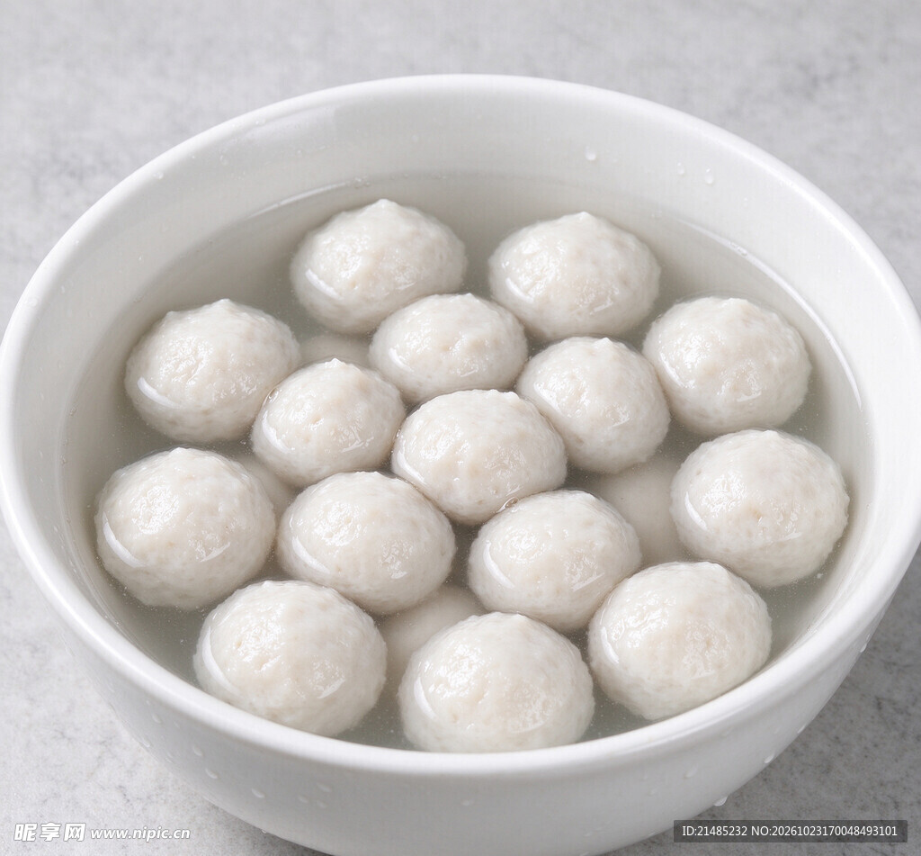 白碗装鱼丸