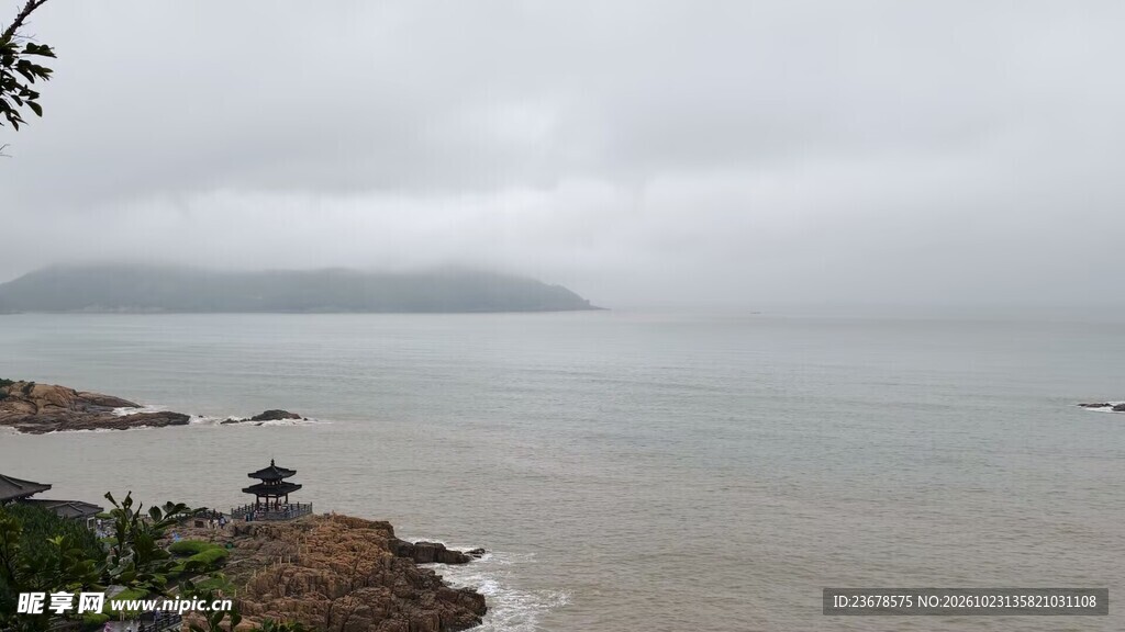 雾天海岸朦胧风光