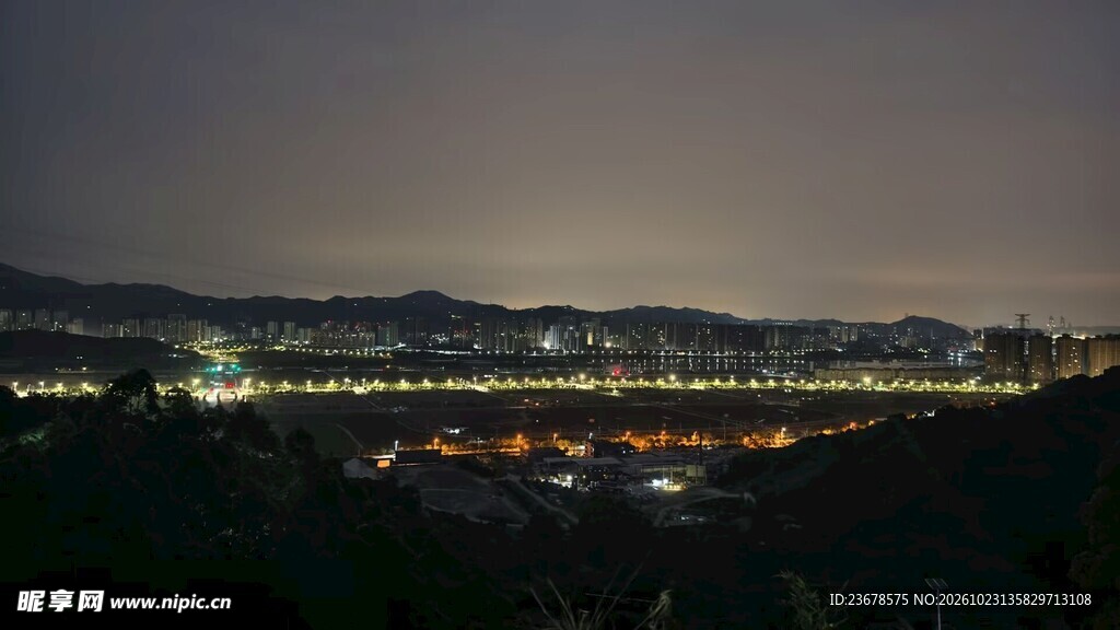 暮色郊野城市灯火远景