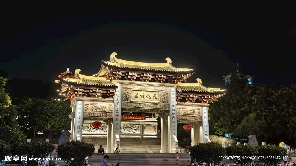 中式古牌楼夜景