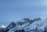 晴空下的雪山风光