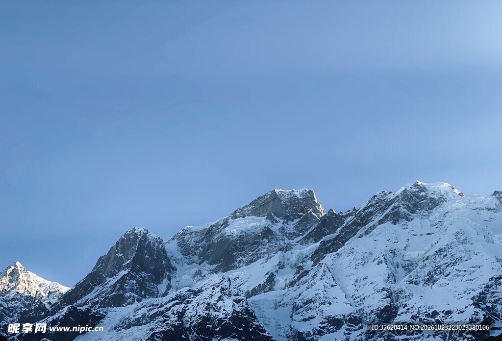 晴空下的雪山风光