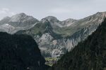 阴天层叠山野风光