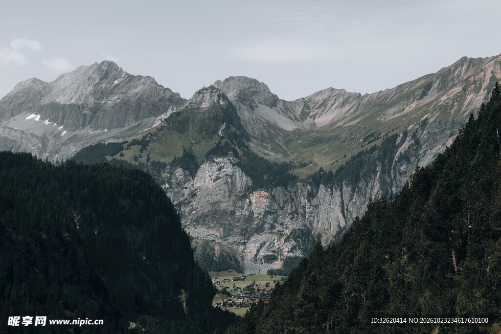 阴天层叠山野风光