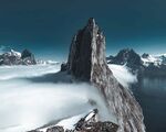 云海之上的险峻奇峰